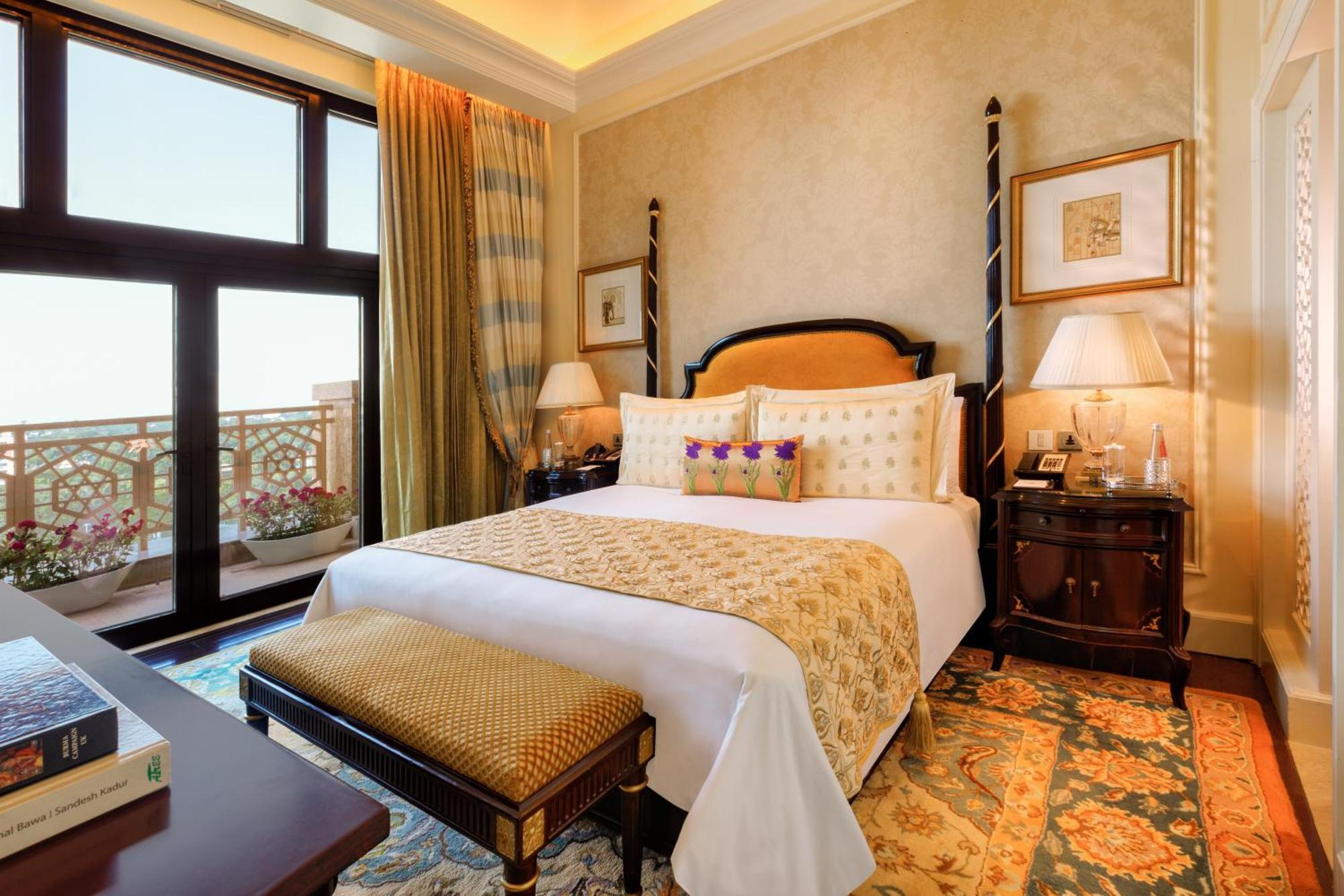 新德里里拉宫殿酒店 外观 照片 A bedroom at the Emirates Palace